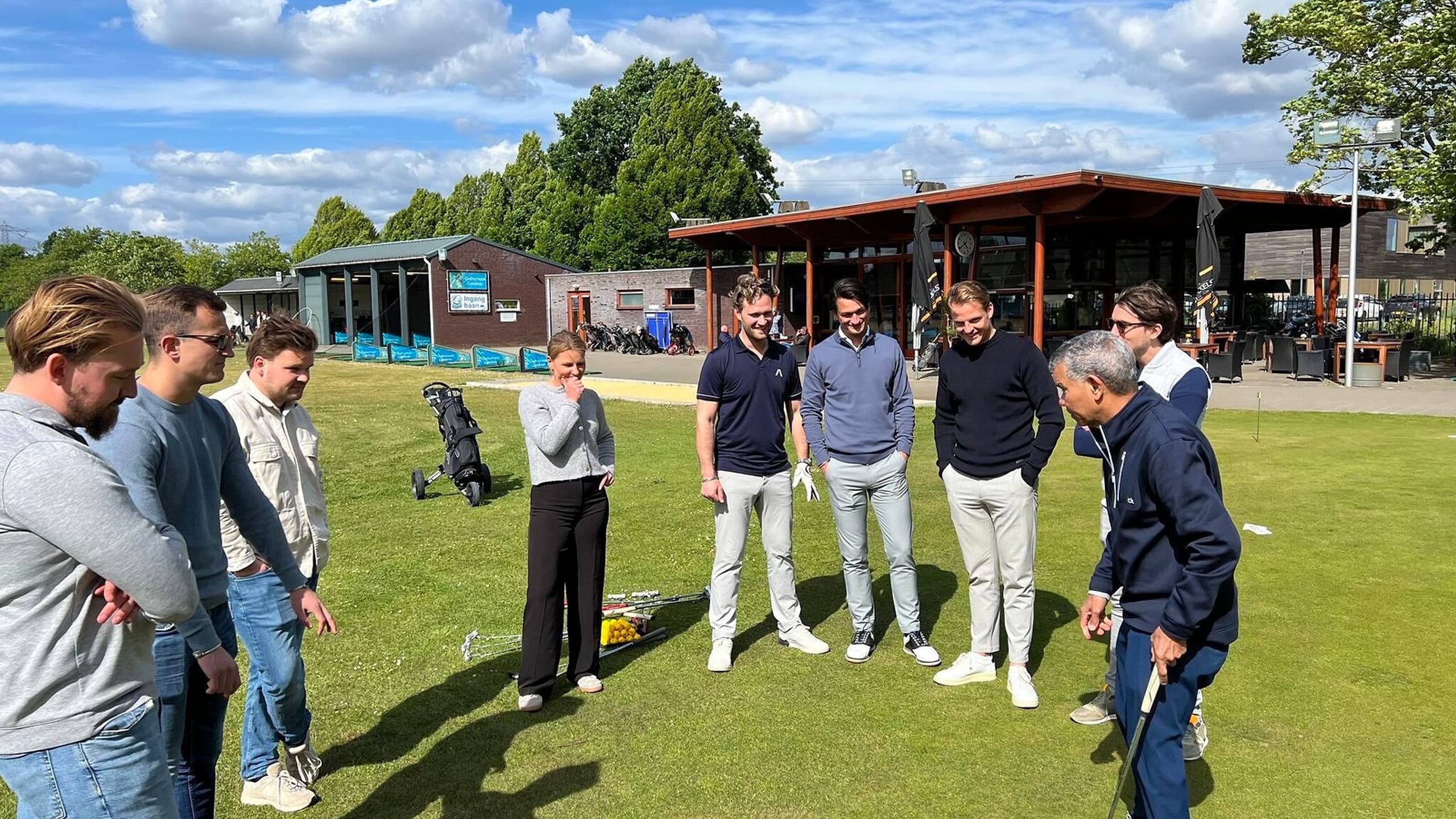 Vastgoed Verbond Brainport deelnemers op golfclinic, samen verbinden